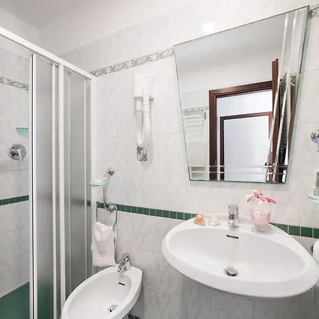 Hotel Viva - 20m From The & Large Breakfast 3*